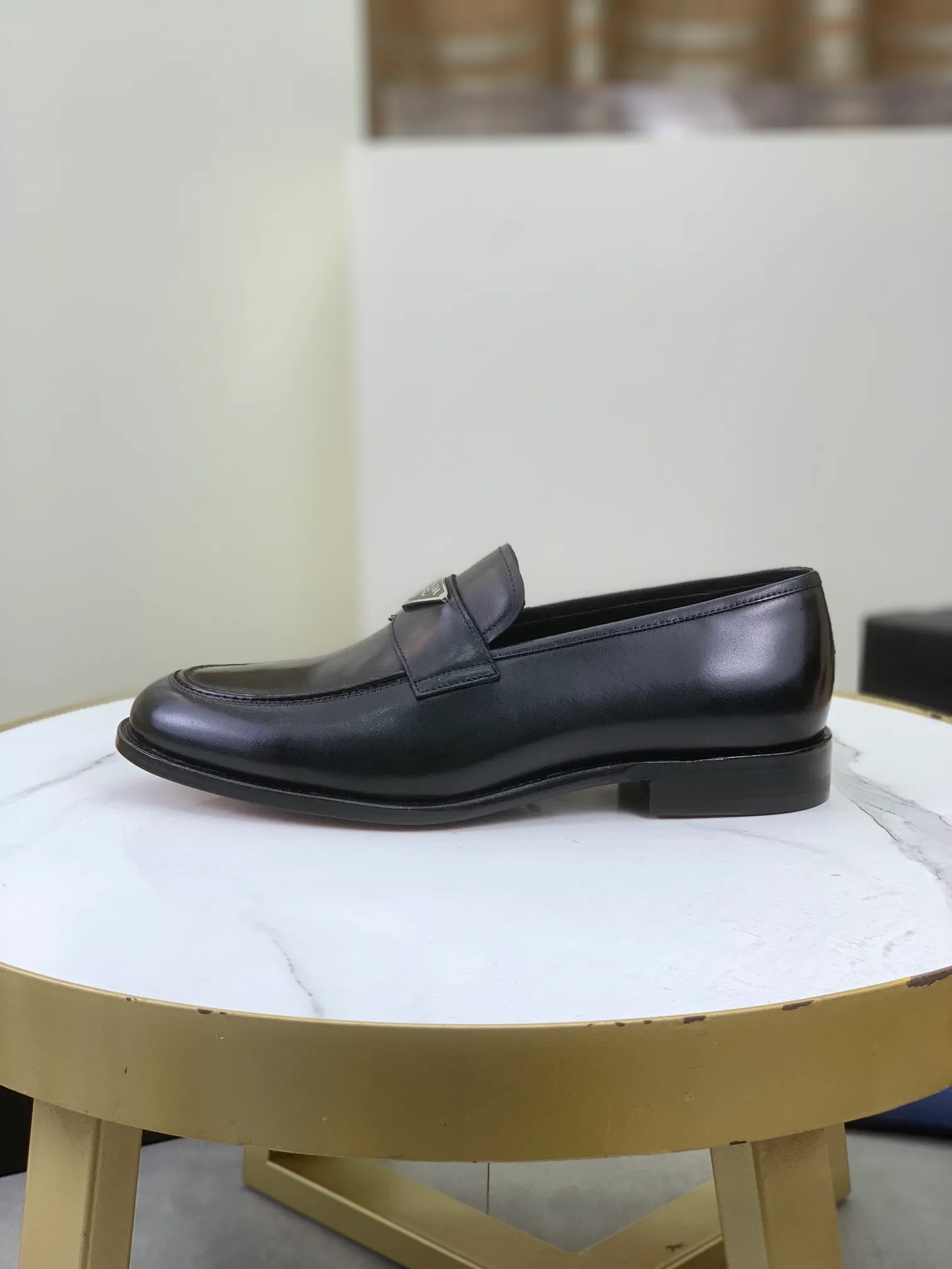 Factory price P920 💰 (high-grade genuine leather outsole) original quality, top version 🔱 ＰＲＡＤＡPrada. Men's business casual leather shoes, top quality leather shoes. 1:1 shipment⬆️Luxurious and noble👞All imported original brand fabrics, just to create a more comfortable wearing experience. Upper: Original comfortable selected calfskin➕Top imported water-dyed full cow lining, original lightweight and comfortable high-end genuine leather outsole✔️Number: 39-44 (38.45.46 can be customized)